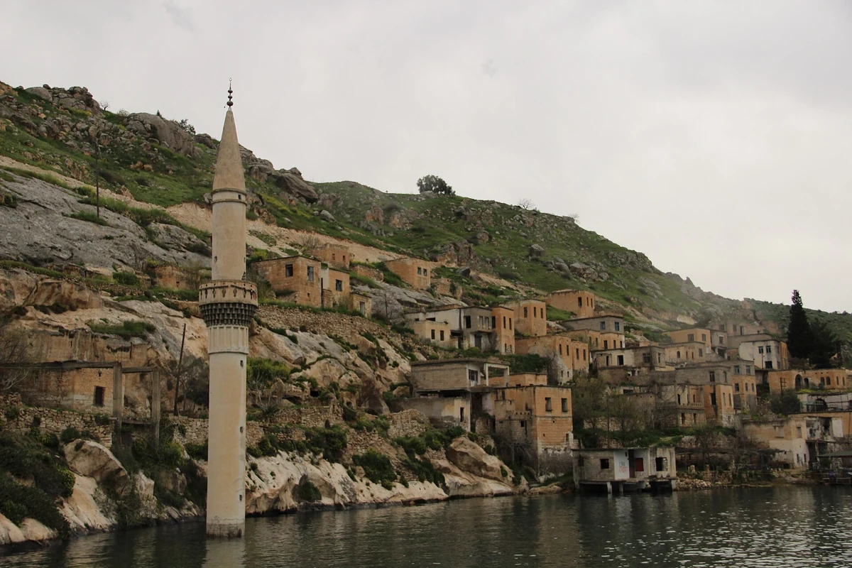The half-sunken minaret of old Halfeti in the reservoir, seen by boat near Göbekli Tepe tours