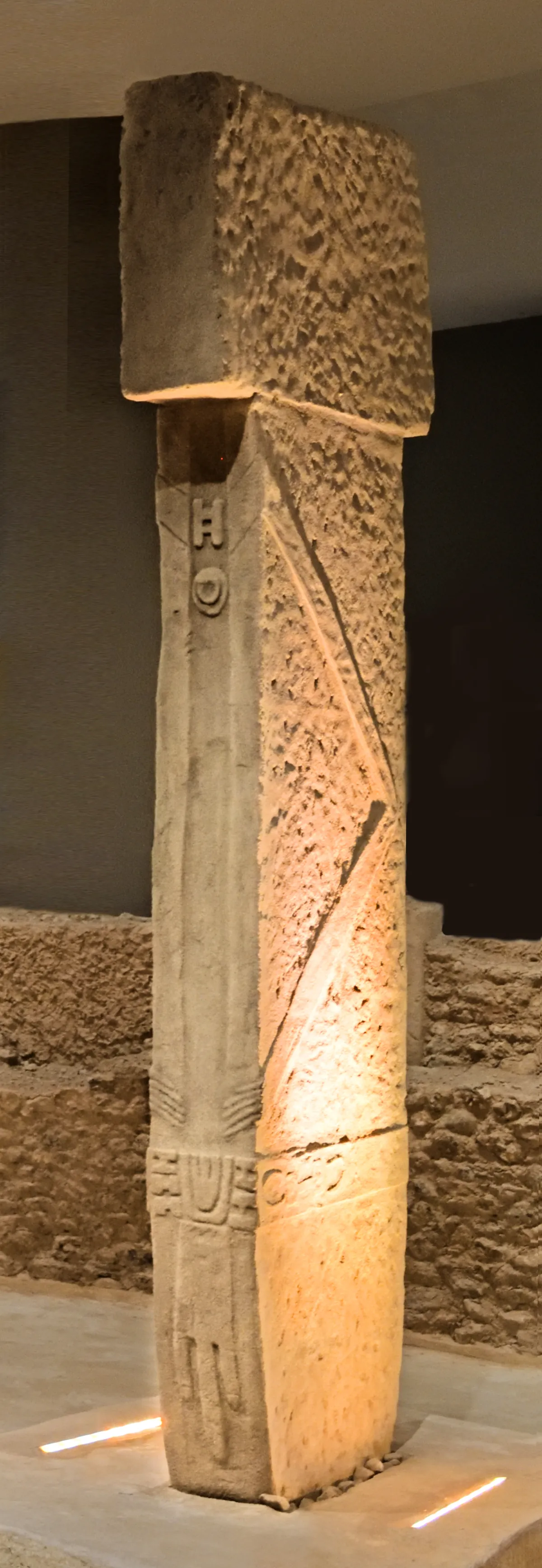A full-size pillar from Enclosure D in the Şanlıurfa Archaeology Museum, a museum ticket many Göbekli Tepe tours include
